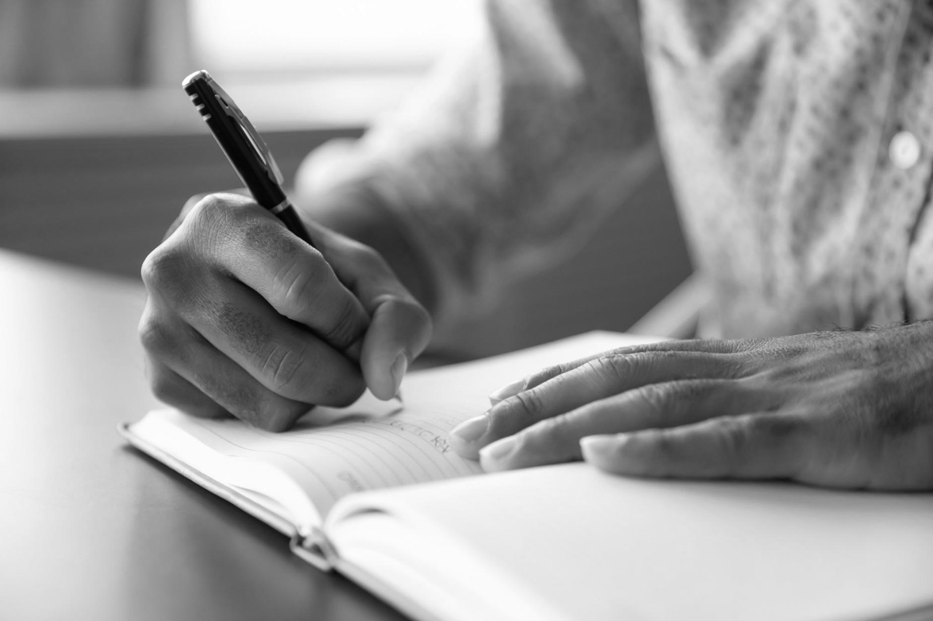 Team bei der gemeinsamen Arbeit an individuellen Finanzstrategien